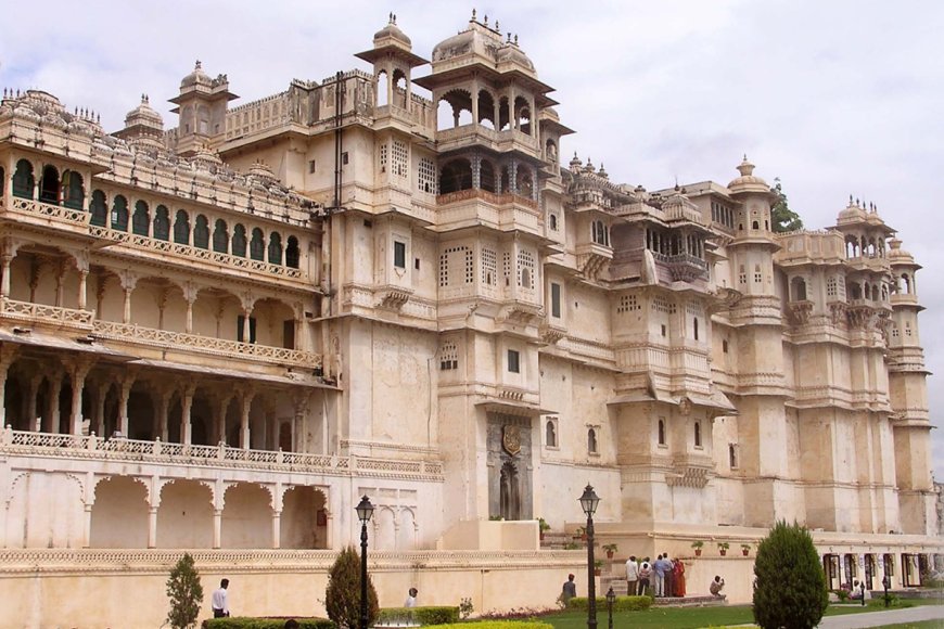 Why Choosing the Best Taxi Service in Udaipur Makes Your Trip Hassle- Free