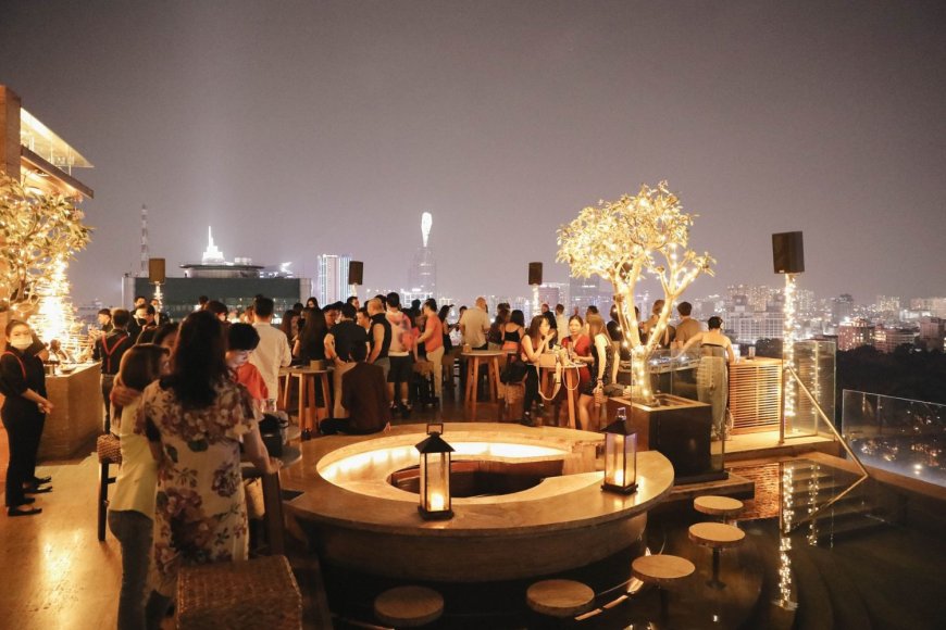 Headroom Bar & Social