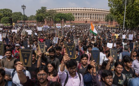 Cockroach Janta Party's 'Chalo Sansad' March: Thousands Gather for Protest, Delhi Police Resort to Lathi Charge